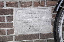 909535 Afbeelding van de steen in de voorgevel van het huis Abstederdijk 155 te Utrecht, met de tekst: De eerste steen ...